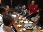 笑顔で集金する藤井会員
