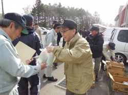 作業を終え朝食を配る村上環境保全副委員長