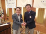 村松会員と握手